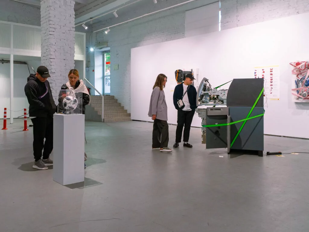 Вход свободный: пересборка автомобиля и сюрреализм  в художественных галереях Москвы  фото