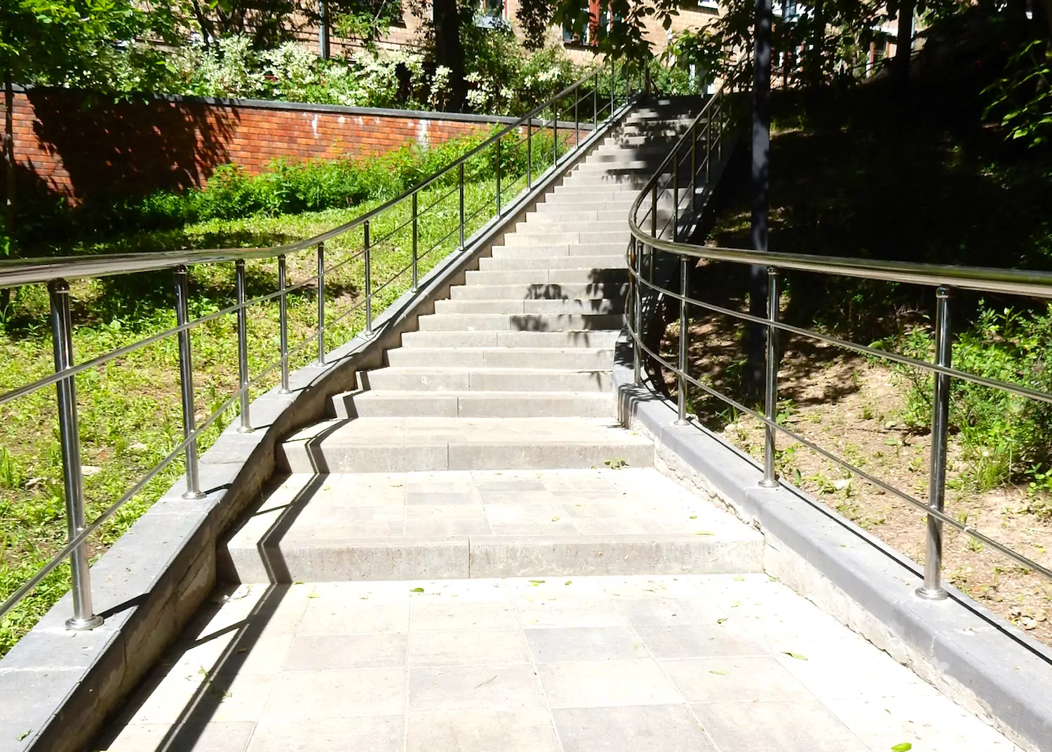 Лестницы во дворах района Чертаново Центральное отремонтируют, фото