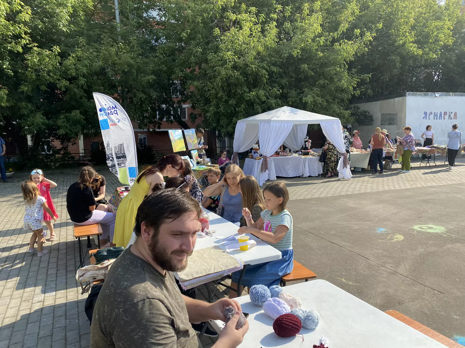 Благотворительная ярмарка творчества прошла в районе Ивановское, фото
