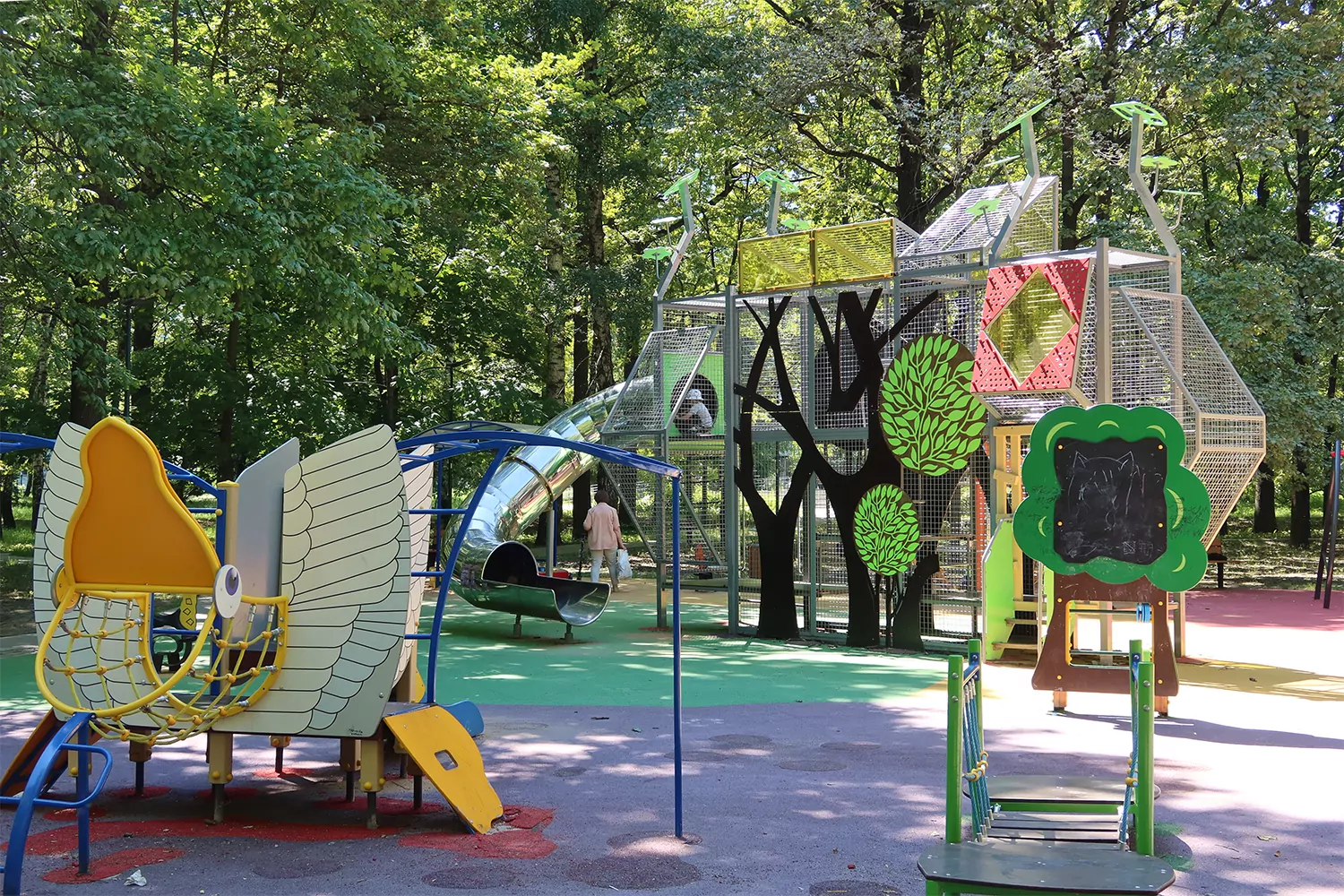 Детские площадки в пяти дворах модернизируют в Марфино, фото