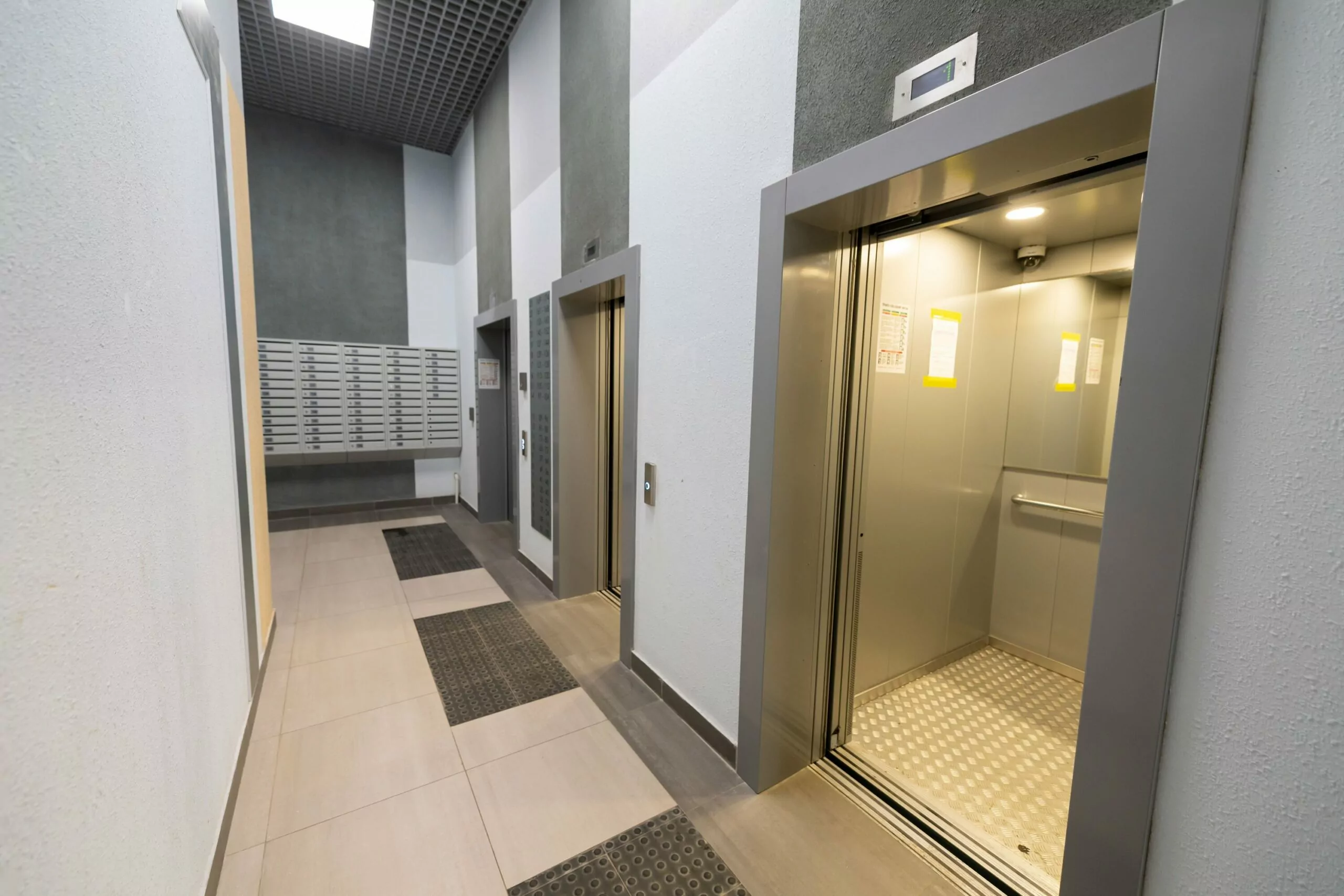 В семи многоэтажках района Покровское-Стрешнево заменят лифты, фото