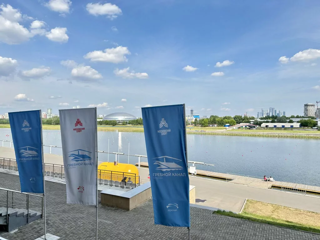 Крылатское — Молодежная: «железная леди» перед жестяными банками Крылатское — Молодежная: «железная леди» перед жестяными банками фото