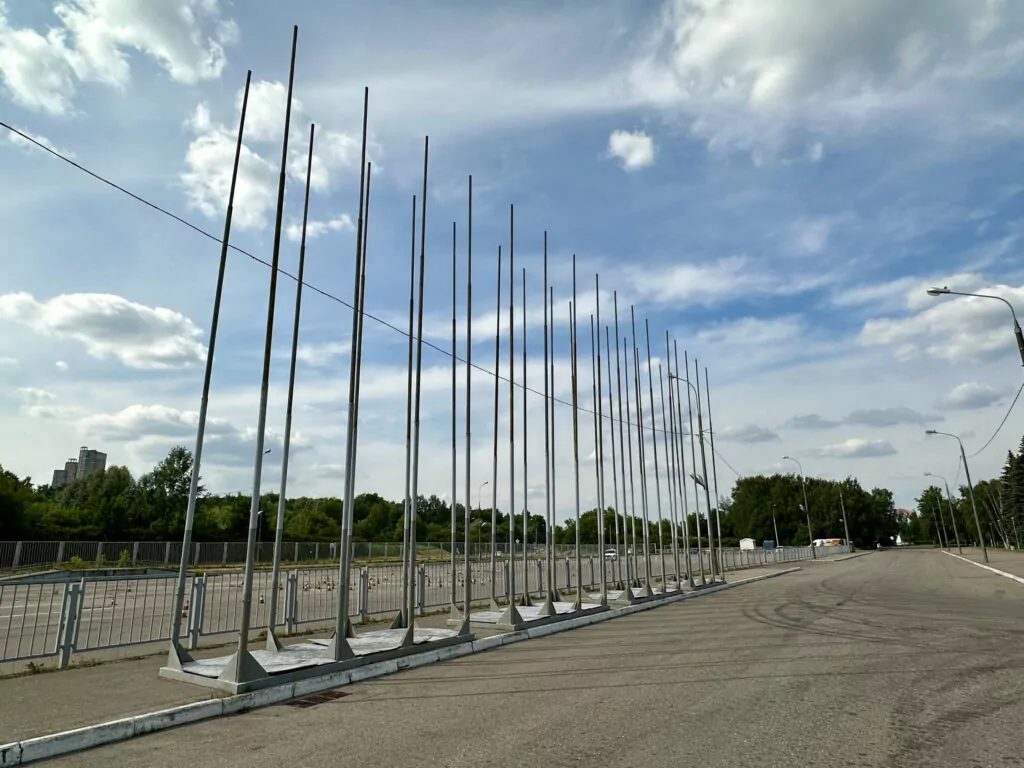 Крылатское — Молодежная: «железная леди» перед жестяными банками Крылатское — Молодежная: «железная леди» перед жестяными банками фото