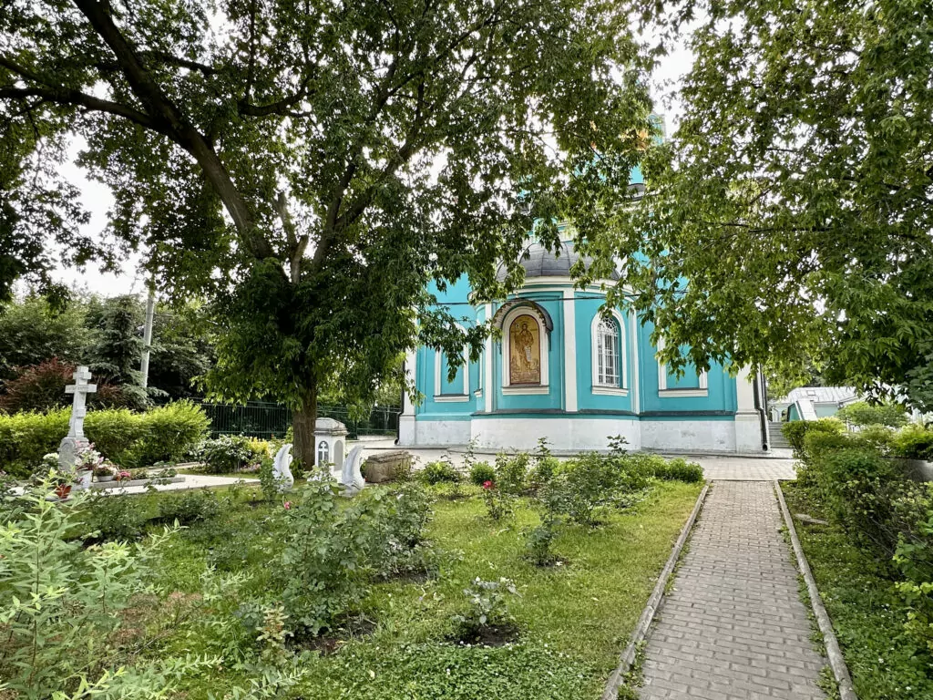 Крылатское — Молодежная: «железная леди» перед жестяными банками Крылатское — Молодежная: «железная леди» перед жестяными банками фото
