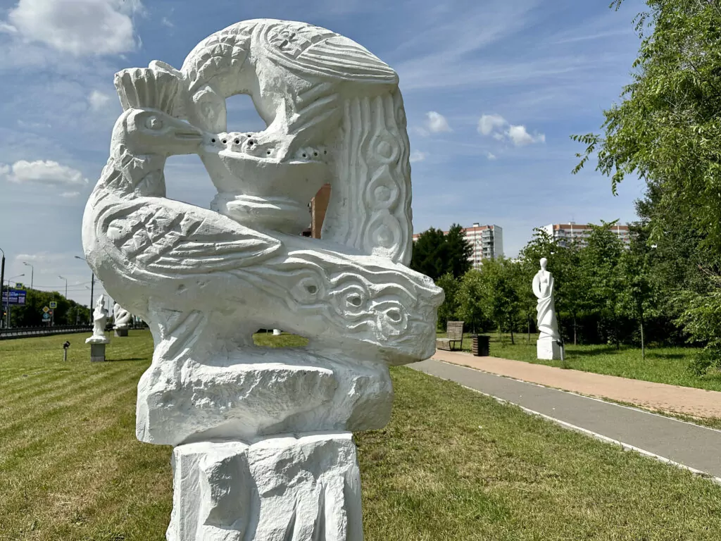Крылатское — Молодежная: «железная леди» перед жестяными банками Крылатское — Молодежная: «железная леди» перед жестяными банками фото