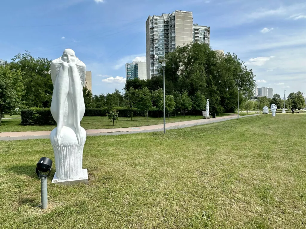 Крылатское — Молодежная: «железная леди» перед жестяными банками Крылатское — Молодежная: «железная леди» перед жестяными банками фото