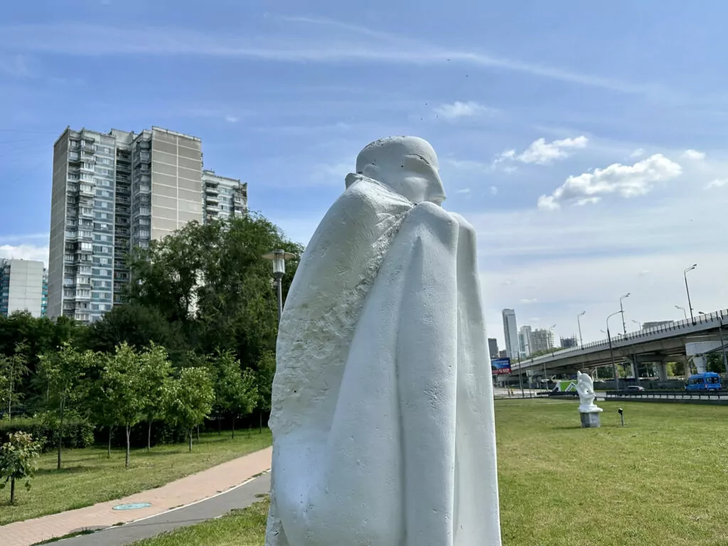 Крылатское — Молодежная: «железная леди» перед жестяными банками Крылатское — Молодежная: «железная леди» перед жестяными банками фото
