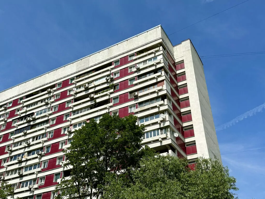 Крылатское — Молодежная: «железная леди» перед жестяными банками Крылатское — Молодежная: «железная леди» перед жестяными банками фото