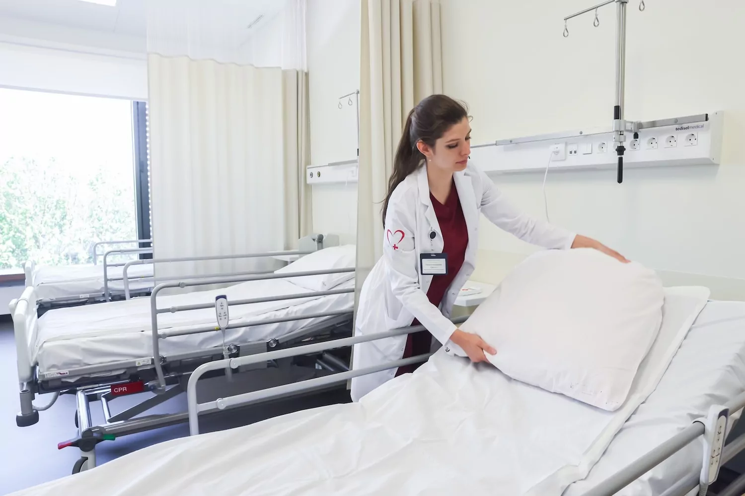 Более пяти тысяч единиц мебели поступит в московские больницы до конца года, фото