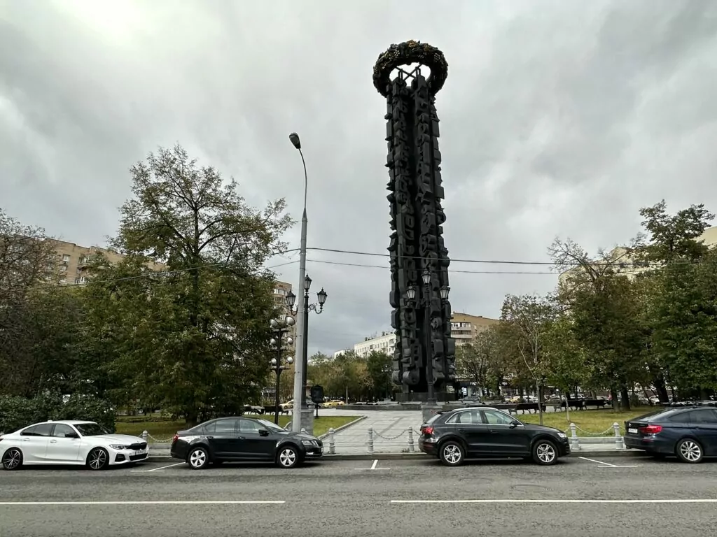 Белорусская — Улица 1905 года: над Зотовым во ржи  фото