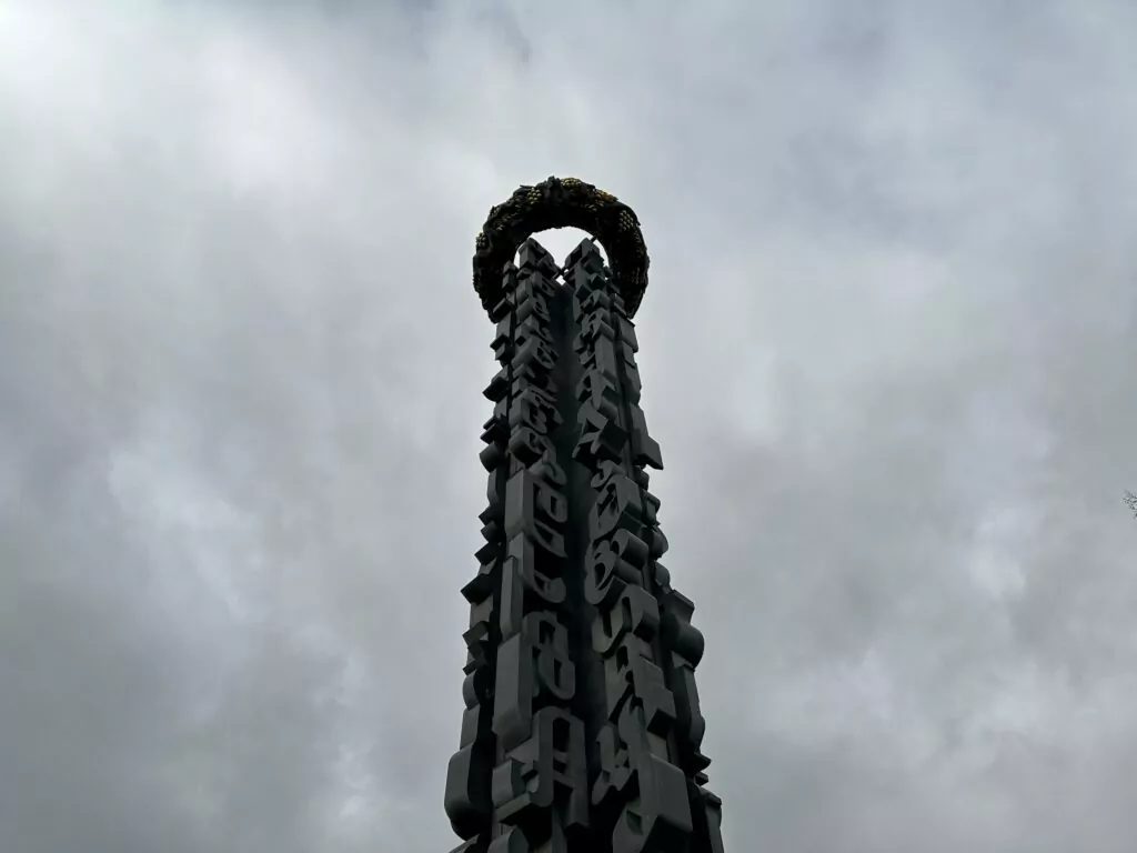 Белорусская — Улица 1905 года: над Зотовым во ржи  фото