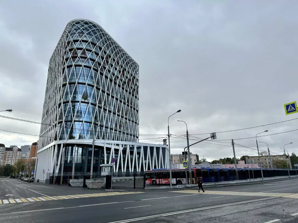 Белорусская — Улица 1905 года: над Зотовым во ржи  фото