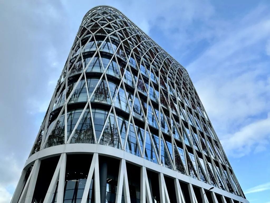 Белорусская — Улица 1905 года: над Зотовым во ржи  фото