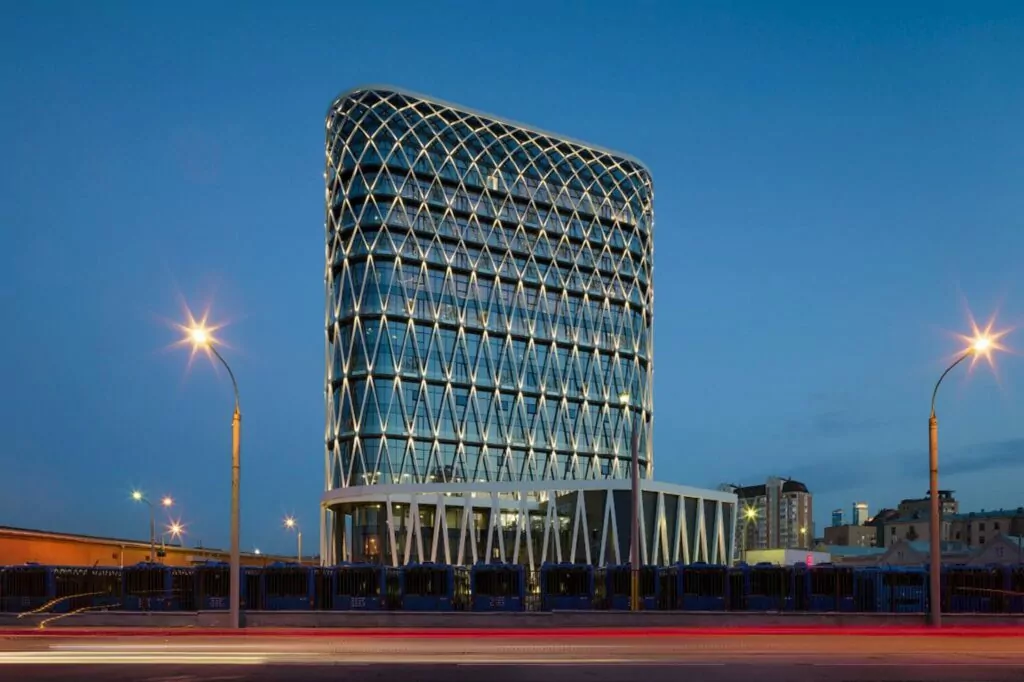 Белорусская — Улица 1905 года: над Зотовым во ржи  фото