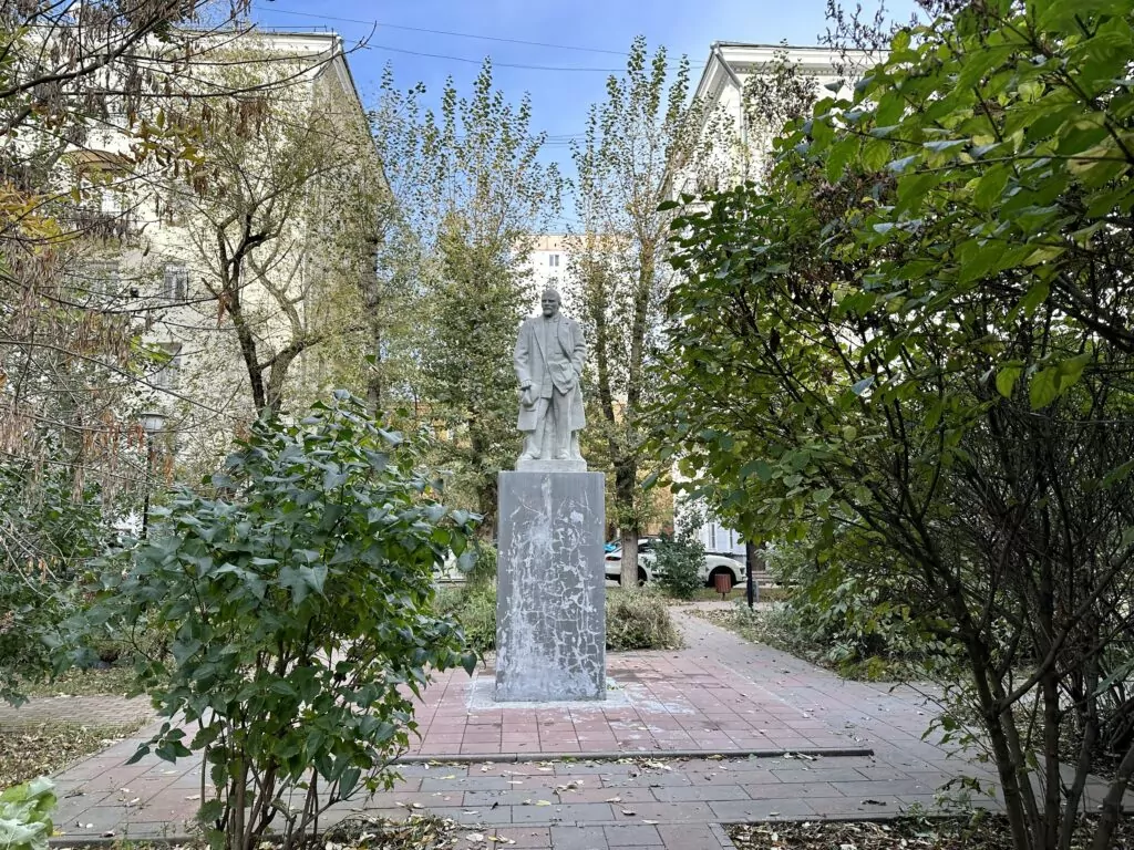 Белорусская — Улица 1905 года: над Зотовым во ржи  фото