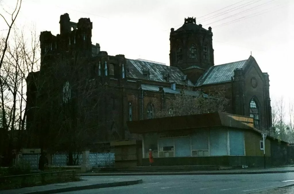 Белорусская — Улица 1905 года: над Зотовым во ржи  фото