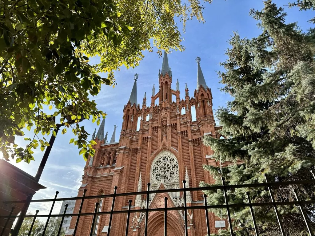 Белорусская — Улица 1905 года: над Зотовым во ржи  фото