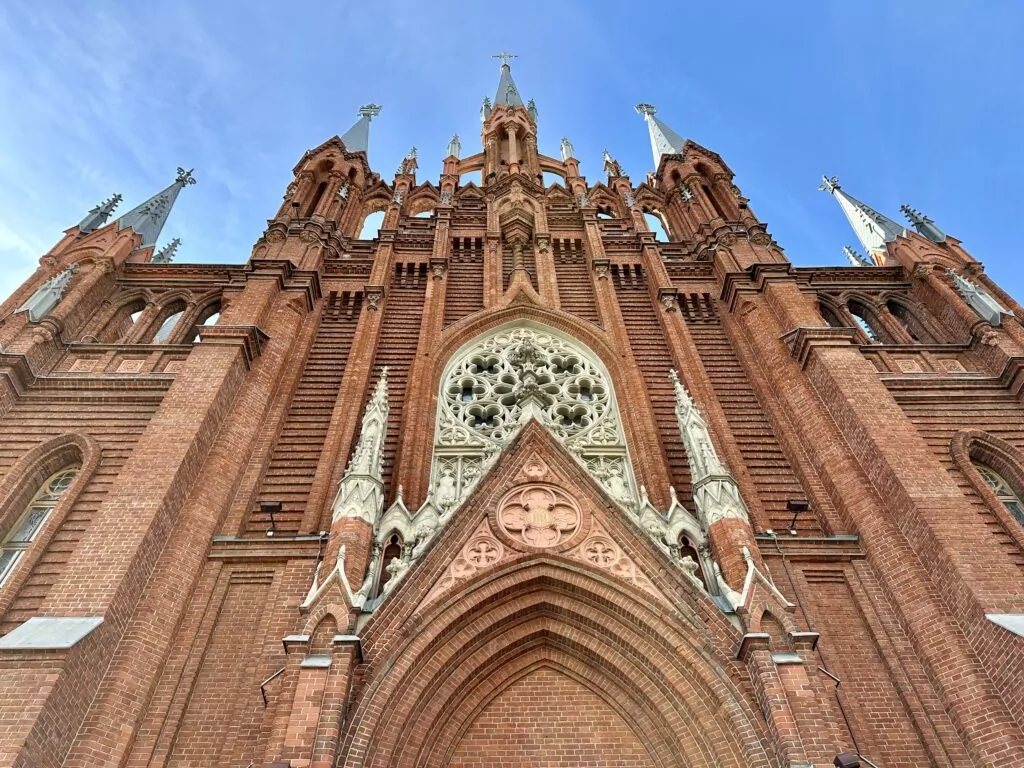 Белорусская — Улица 1905 года: над Зотовым во ржи  фото