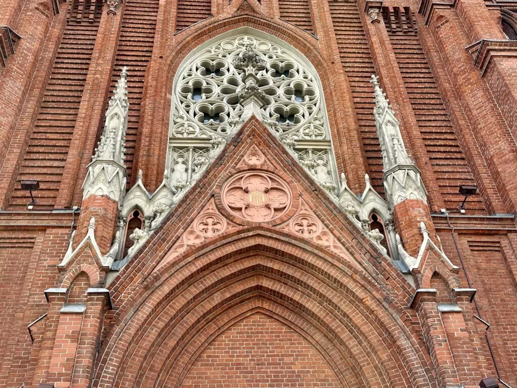 Белорусская — Улица 1905 года: над Зотовым во ржи  фото