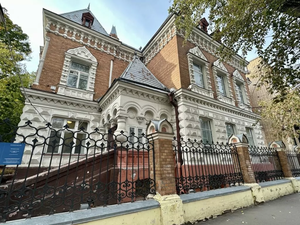 Белорусская — Улица 1905 года: над Зотовым во ржи  фото