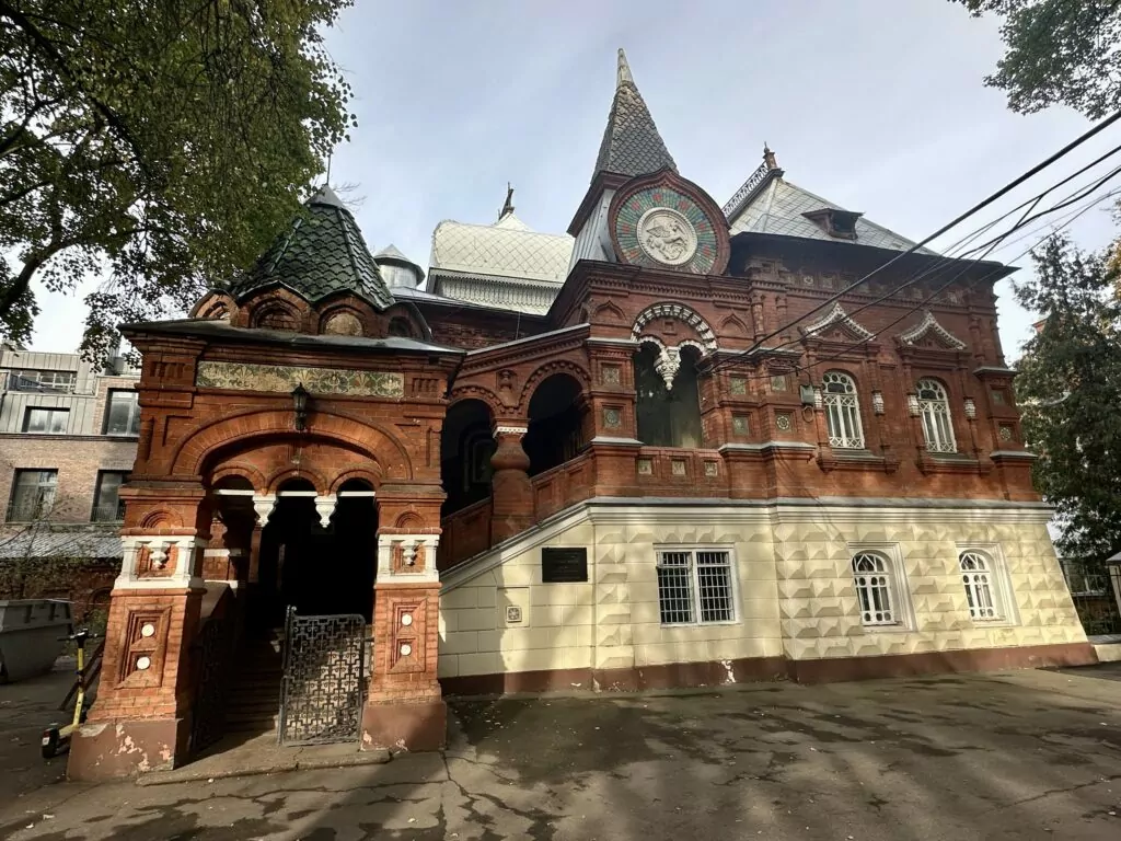 Белорусская — Улица 1905 года: над Зотовым во ржи  фото