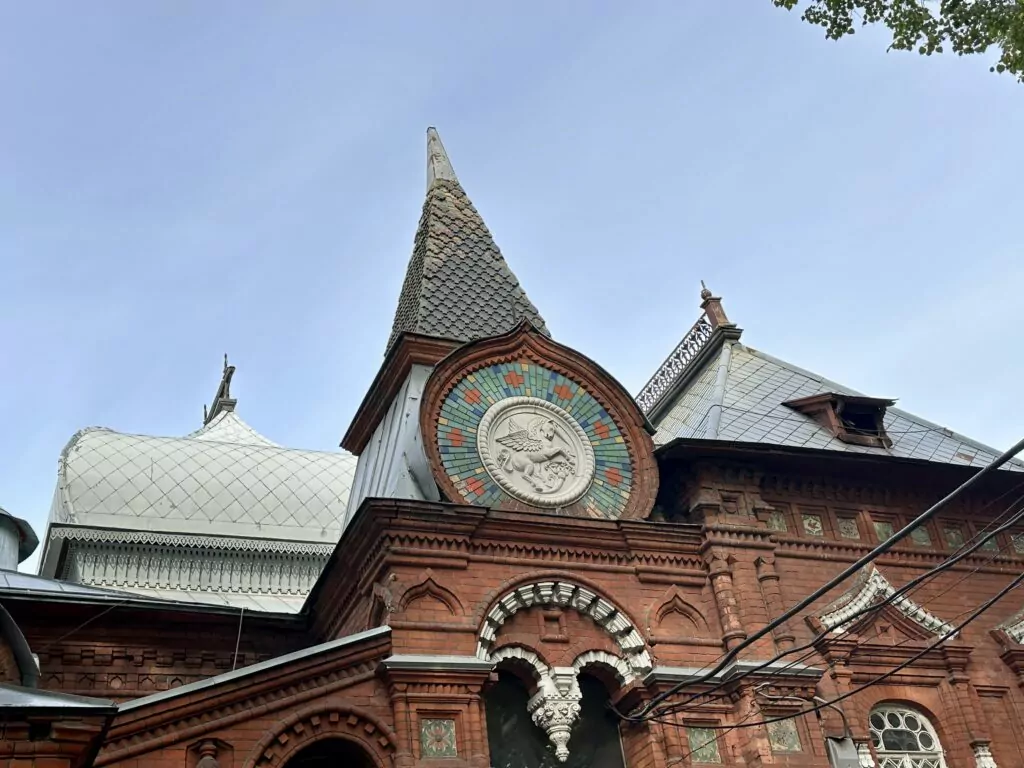 Белорусская — Улица 1905 года: над Зотовым во ржи  фото