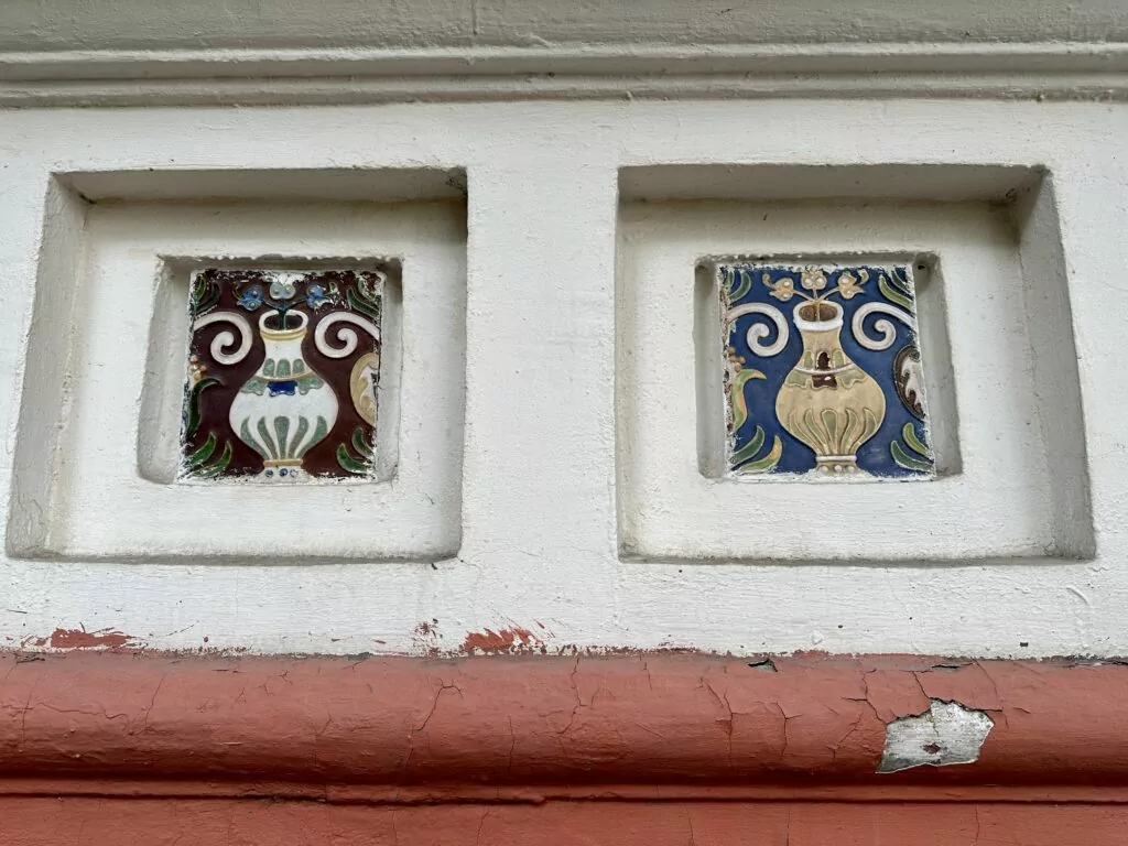 Белорусская — Улица 1905 года: над Зотовым во ржи  фото