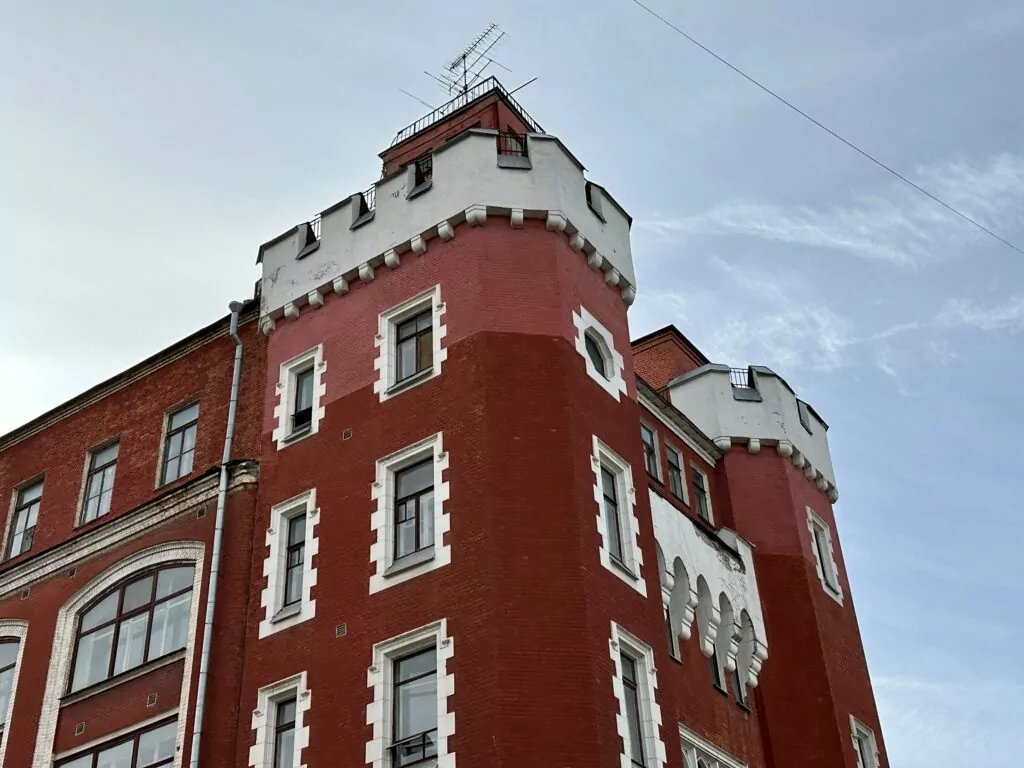 Белорусская — Улица 1905 года: над Зотовым во ржи  фото