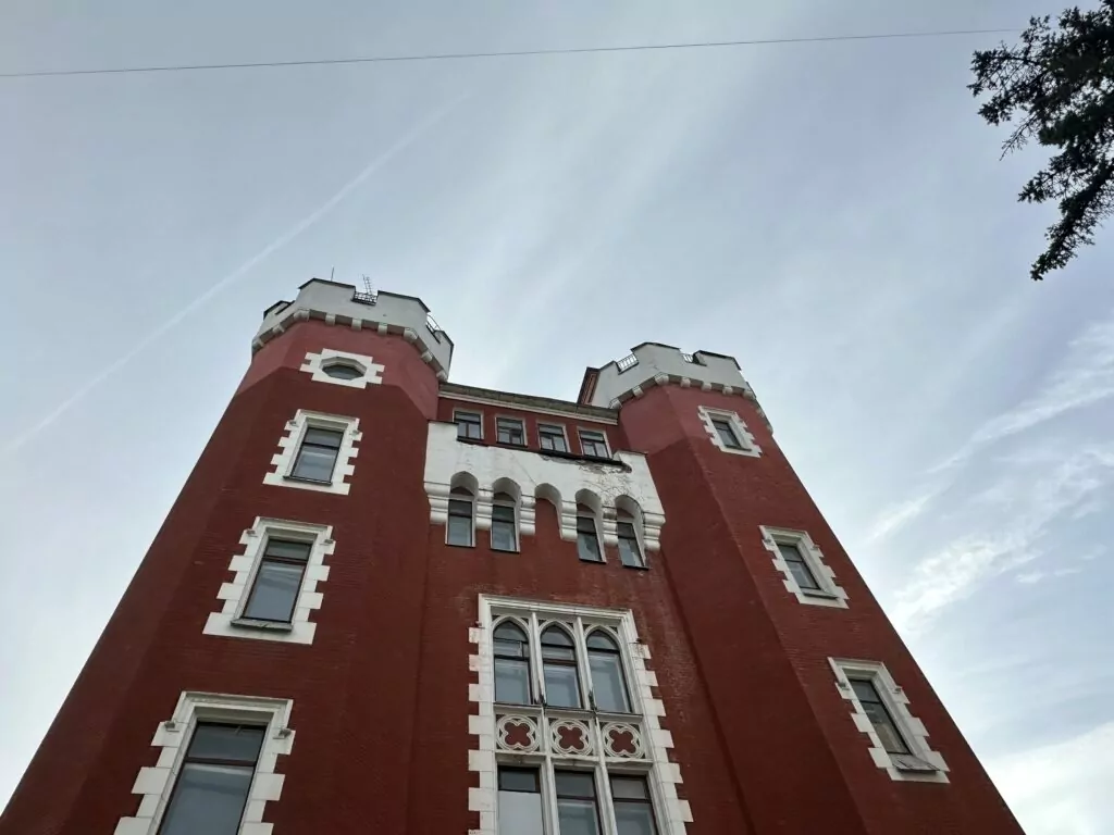 Белорусская — Улица 1905 года: над Зотовым во ржи  фото