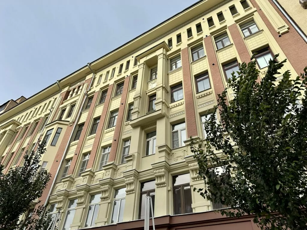 Белорусская — Улица 1905 года: над Зотовым во ржи  фото