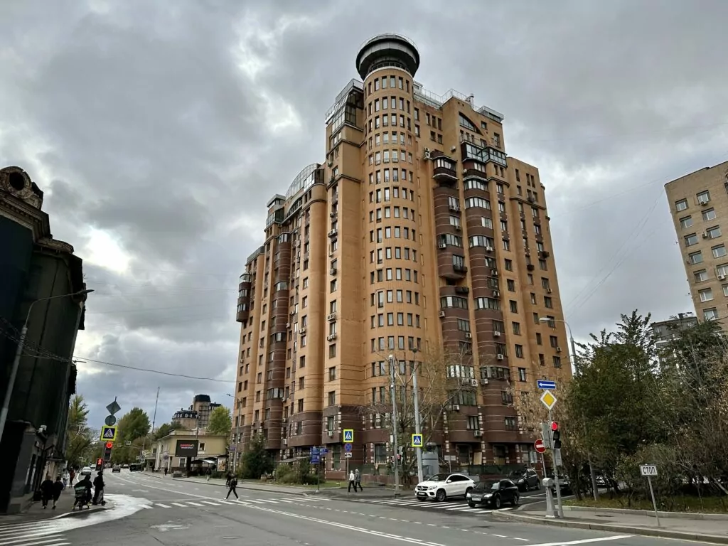 Белорусская — Улица 1905 года: над Зотовым во ржи  фото