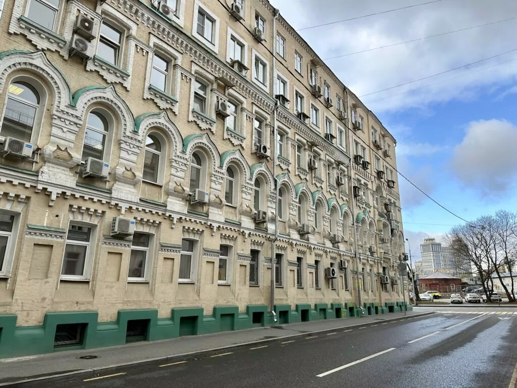 Белорусская — Улица 1905 года: над Зотовым во ржи  фото