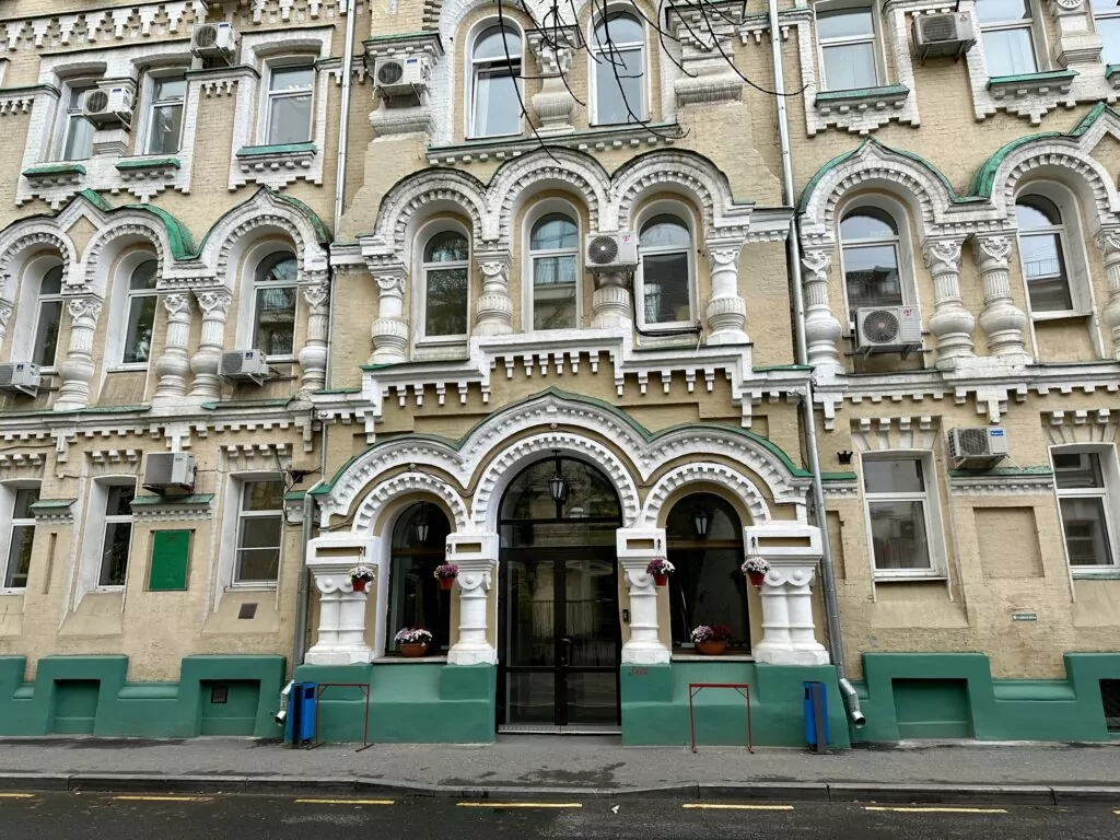 Белорусская — Улица 1905 года: над Зотовым во ржи  фото