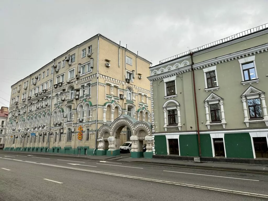 Белорусская — Улица 1905 года: над Зотовым во ржи  фото