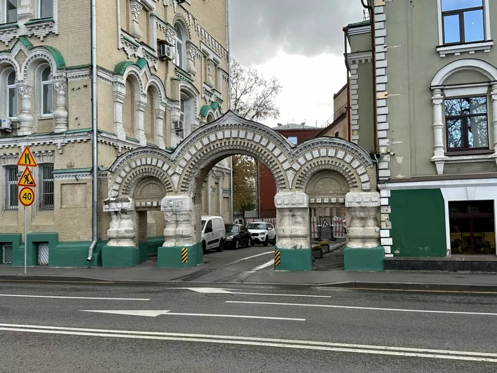 Белорусская — Улица 1905 года: над Зотовым во ржи  фото