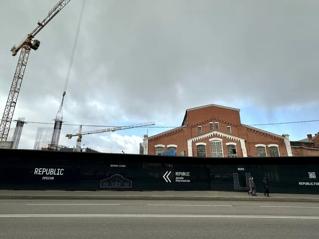 Белорусская — Улица 1905 года: над Зотовым во ржи  фото