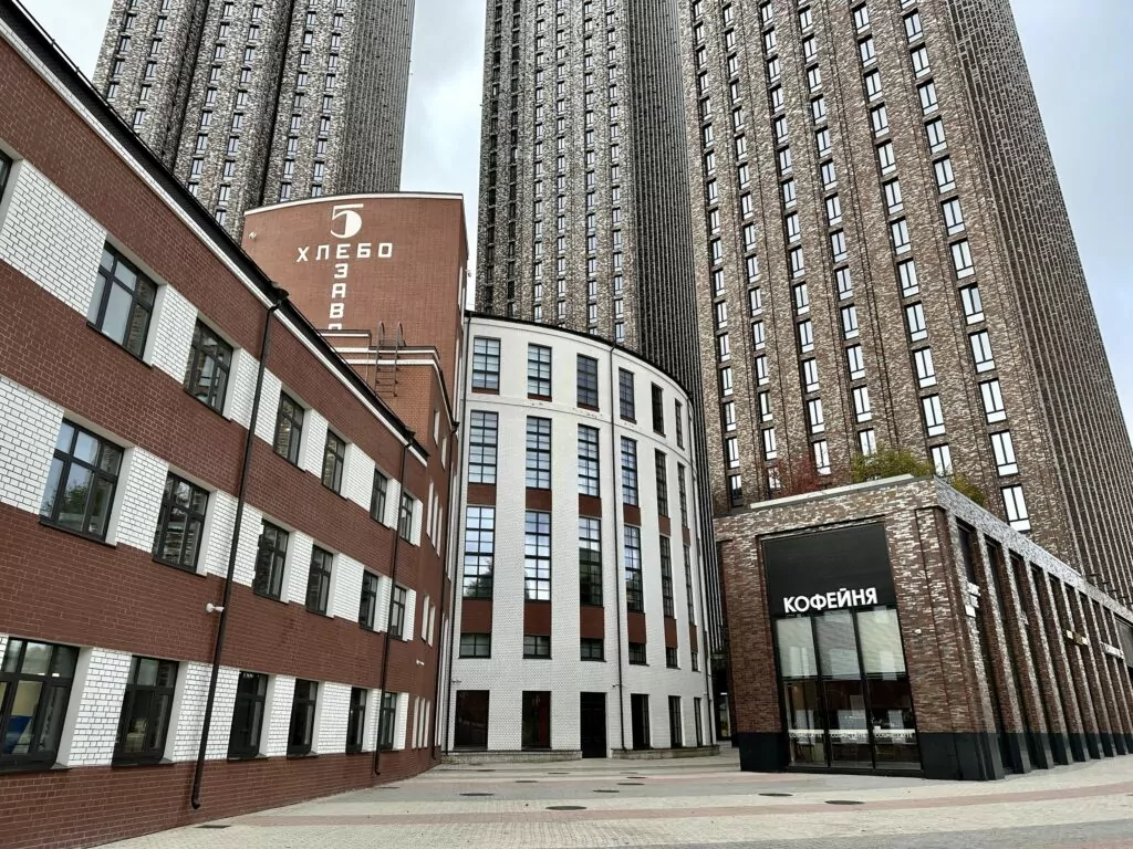 Белорусская — Улица 1905 года: над Зотовым во ржи  фото