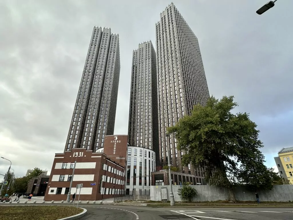 Белорусская — Улица 1905 года: над Зотовым во ржи  фото