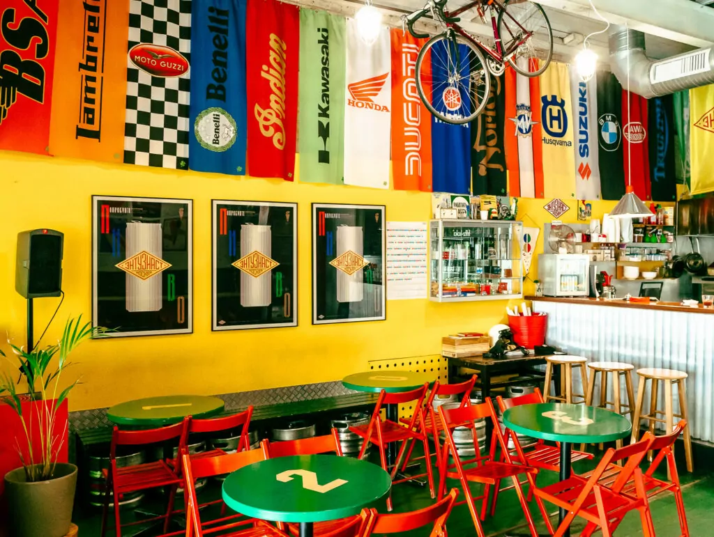 Клуб путешественников и кафе с коллекцией одежды &mdash; куда пойти после работы  фото