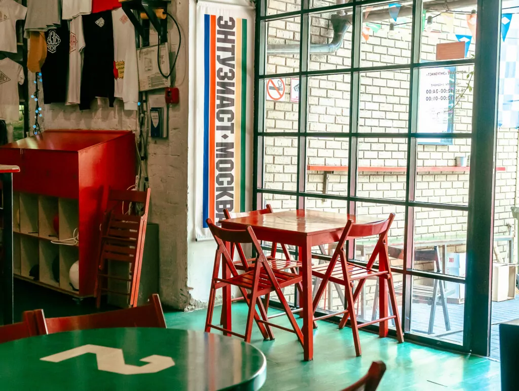 Клуб путешественников и кафе с коллекцией одежды &mdash; куда пойти после работы  фото