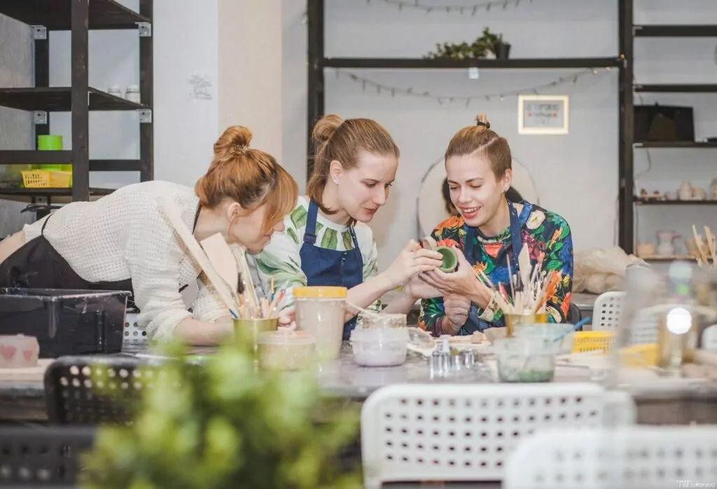 Коридоры НИИ, гончарная мастерская и восточная кухня &mdash; куда пойти после работы  фото