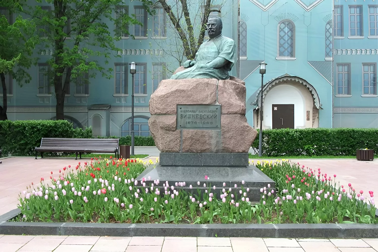 В Замоскворечье отреставрируют памятник хирургу Вишневскому, фото