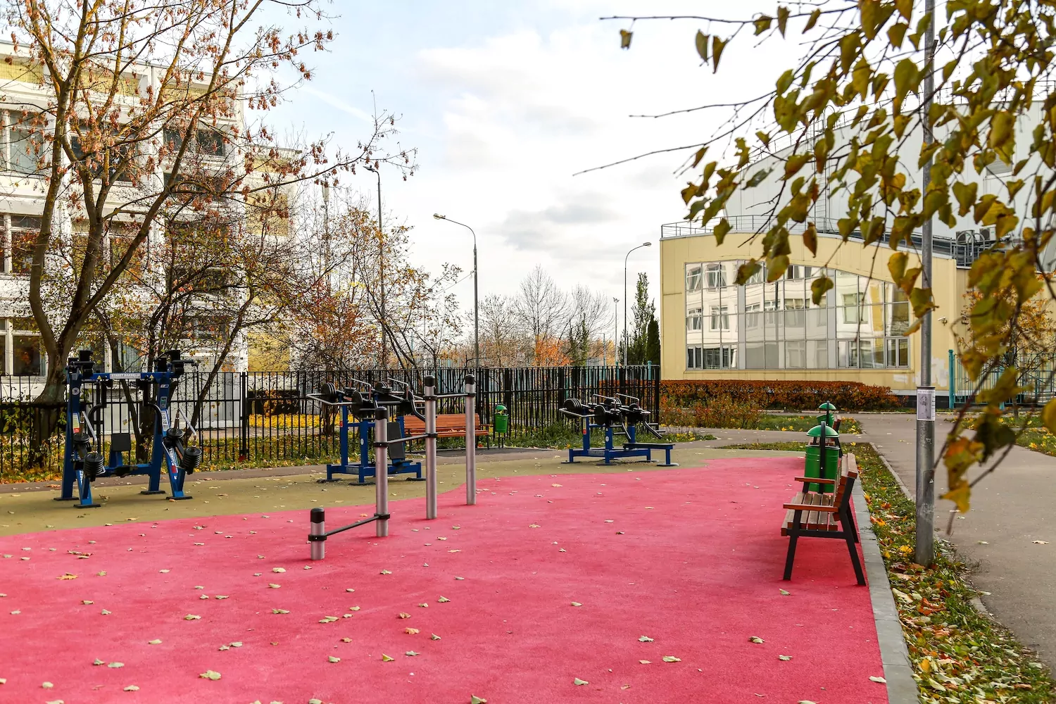 Во дворах района Крылатское обновили спортивные площадки, фото