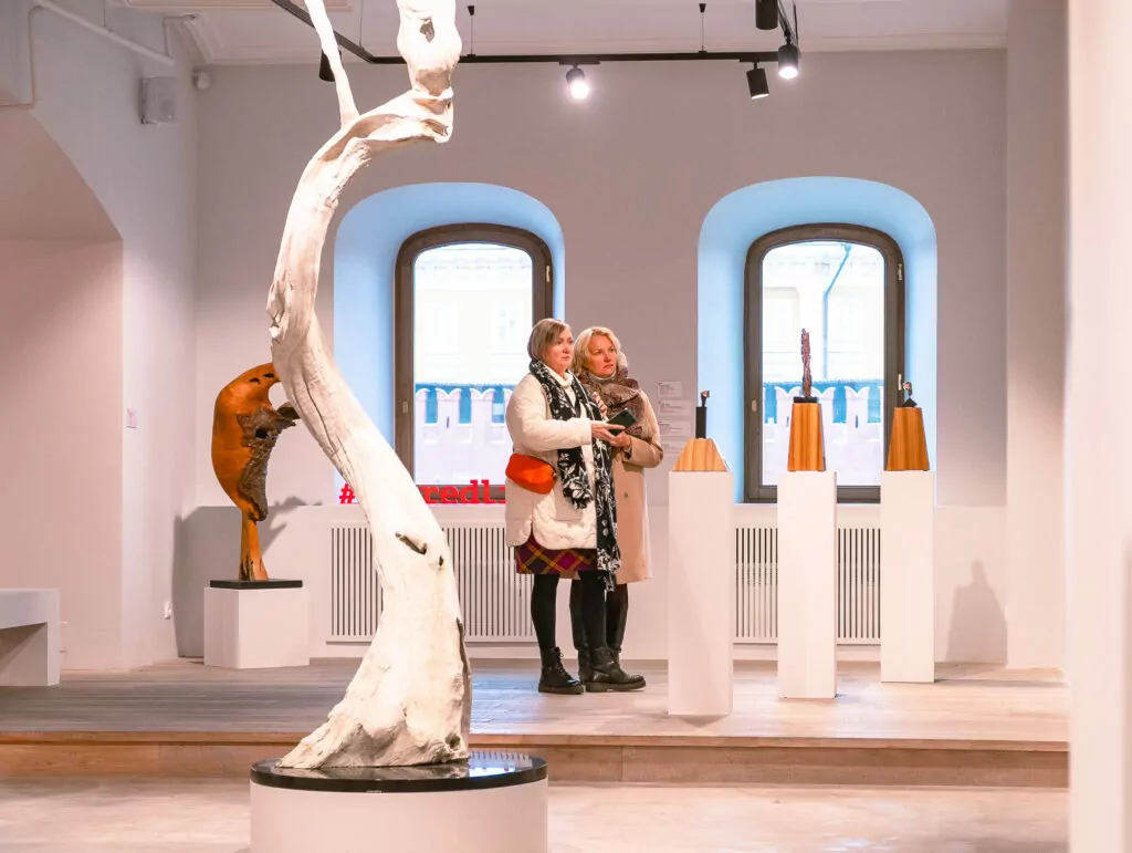 Делаем коллажи и ловим дзен на выставке современного искусства &mdash; куда пойти после работы  фото