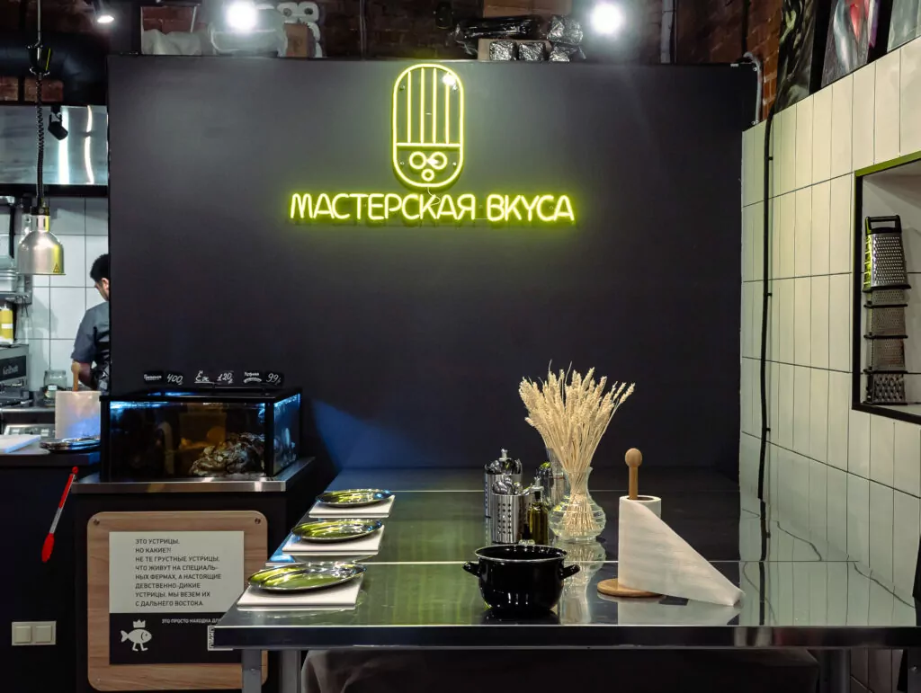 Делаем коллажи и ловим дзен на выставке современного искусства &mdash; куда пойти после работы  фото