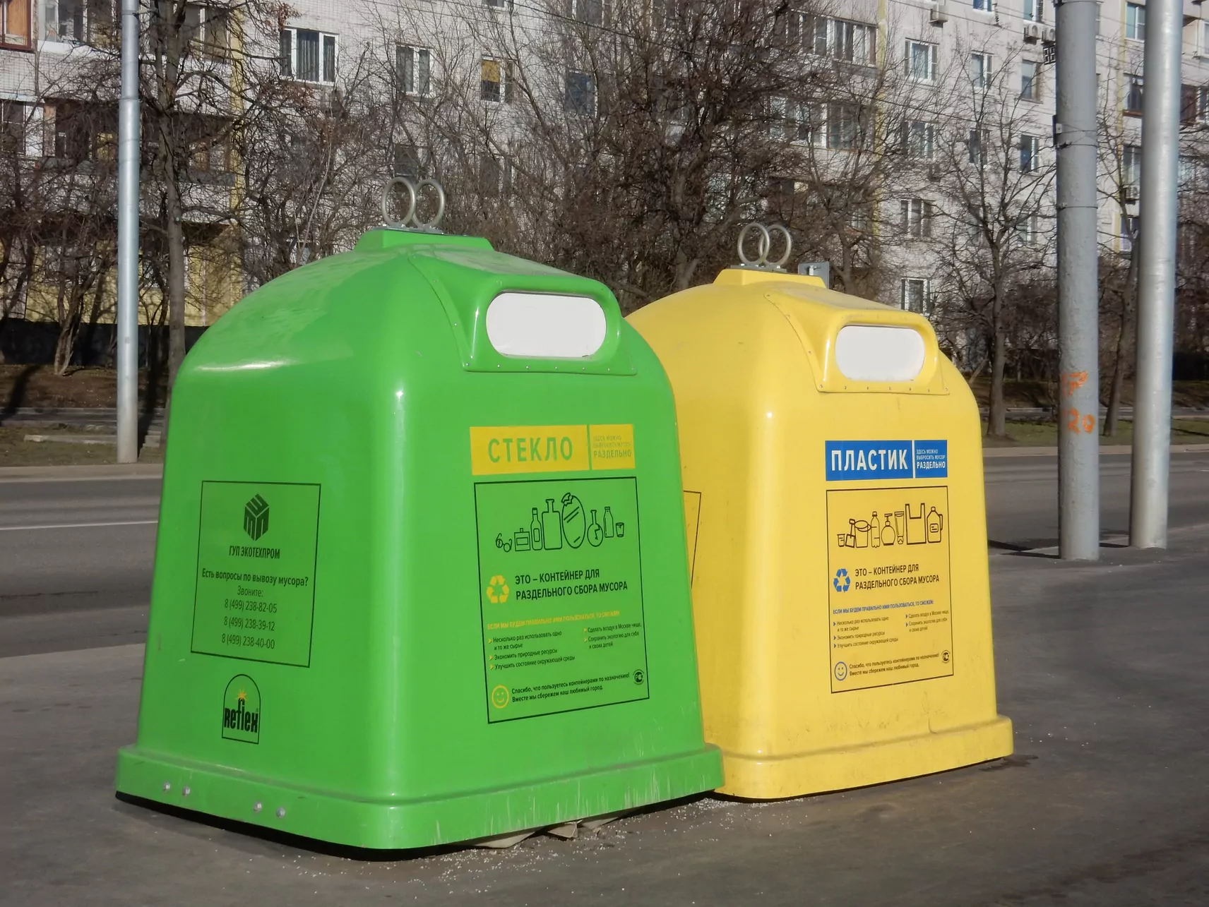 Новые контейнеры для раздельного сбора мусора появились в Молжаниновском, фото