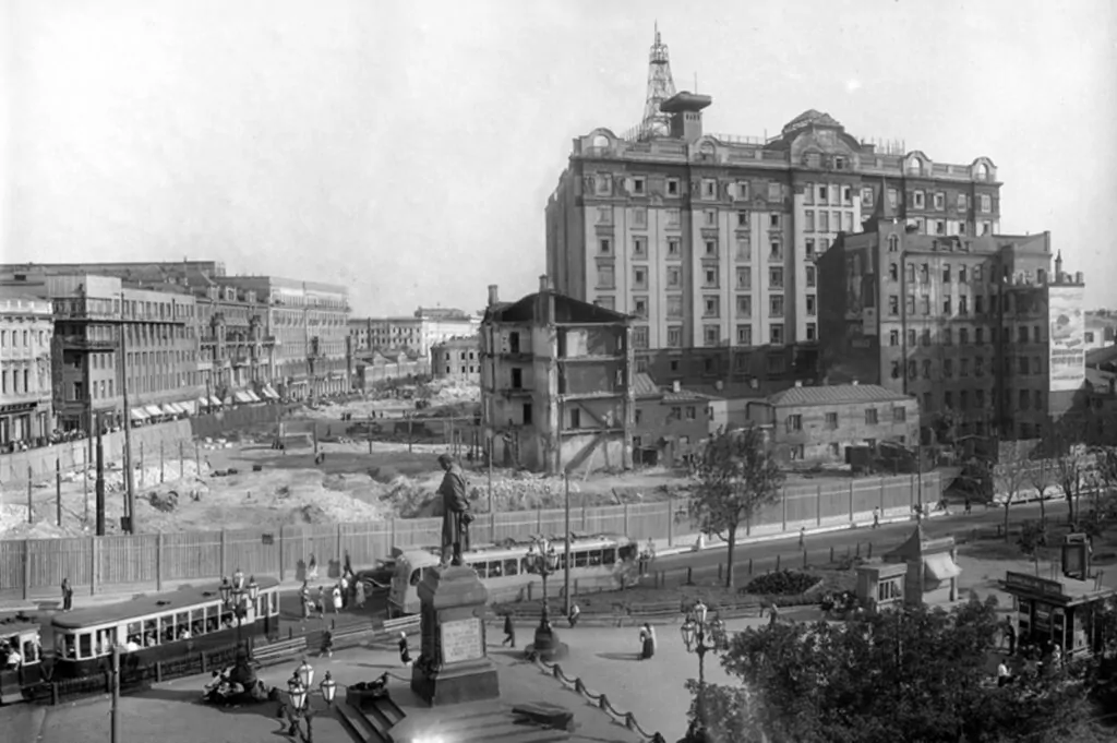 Тверская &mdash; Арбатская: первый советский против первого имперского  фото