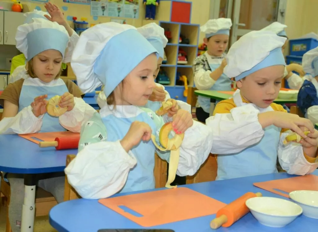 Дошколята угостили Дедушку Мороза выпечкой, которую приготовили сами Дошколята угостили Дедушку Мороза выпечкой, которую приготовили сами фото