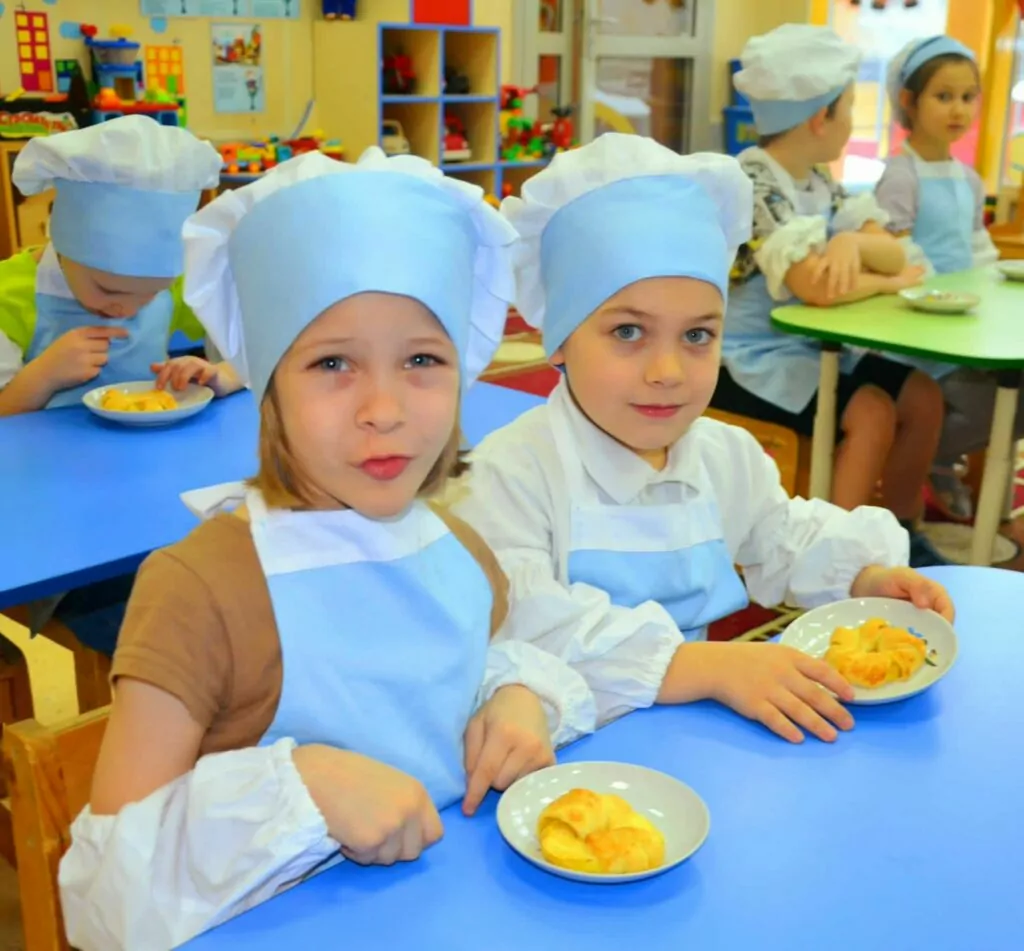 Дошколята угостили Дедушку Мороза выпечкой, которую приготовили сами Дошколята угостили Дедушку Мороза выпечкой, которую приготовили сами фото