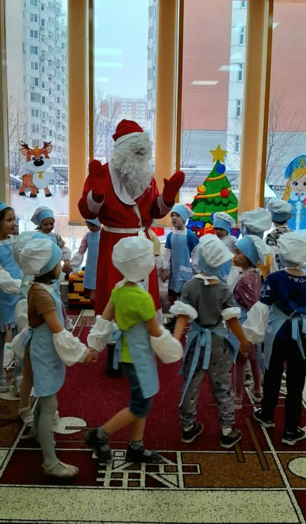 Дошколята угостили Дедушку Мороза выпечкой, которую приготовили сами Дошколята угостили Дедушку Мороза выпечкой, которую приготовили сами фото